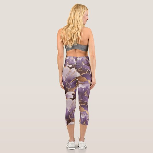 abstract lavender and gold capri leggings (Rückseite)
