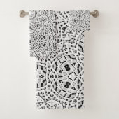 Abstract modern seamless ornamental white black ar badhandtuch set (Insitu)