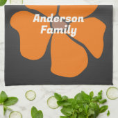 Abstract Orange Daisy Flower on Dark Geschirrtuch (Gefaltet)