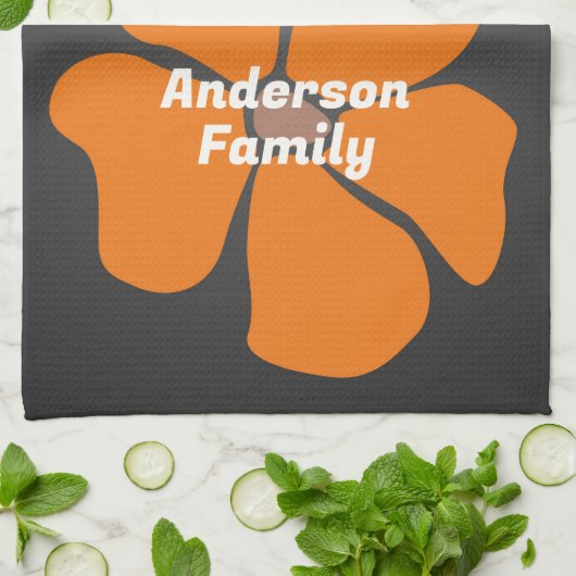 Abstract Orange Daisy Flower on Dark Geschirrtuch (Gefaltet)