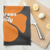 Abstract Orange Daisy Flower on Dark Geschirrtuch (Viertel Falte)