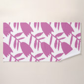 Abstract pink bluebell flowers seamless pattern on badehandtuch (Badehandtuch)