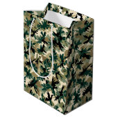 Abstract Woodland Camouflage Pattern Green and Tan Mittlere Geschenktüte (Rückseite Schrägansicht)