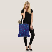 Abstrakt Dark Blue Paisley Tulip Blumenmuster Tasche (Am Model)