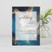 Abstrakt flüssiges Gold auf blauem Marmor Einladung (Stehend Vorderseite)