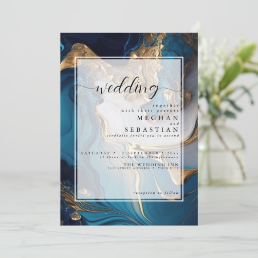 Abstrakt flüssiges Gold auf blauem Marmor Einladung (Stehend Vorderseite)