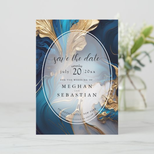 Abstrakt flüssiges Gold auf blauem Marmor Save The Date (Stehend Vorderseite)