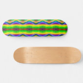 Abstrakt-gelb-grüner, roter Sägezahnstreifen Skateboard (Horizontal)