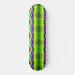 Abstrakt-gelb-grüner, roter Sägezahnstreifen Skateboard