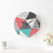 Abstrakt geometrisch: modernes Musterdesign. Große Wanduhr (Zuhause)
