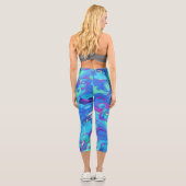 Abstrakt in Blues, Grüntöne und Purpur Capri Leggings (Rückseite)