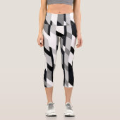 Abstrakt in Schwarzweiß Capri Leggings (Vorderseite)