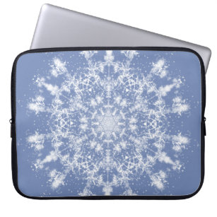 Abstrakt Lacy Fraktal Snowflake auf blauem Hinterg Laptopschutzhülle