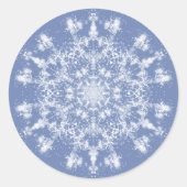 Abstrakt Lacy Fraktal Snowflake auf blauem Hinterg Runder Aufkleber (Vorderseite)