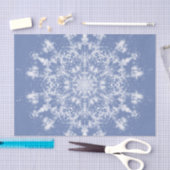 Abstrakt Lacy Fraktal Snowflake auf blauem Hinterg Seidenpapier (Handwerk)