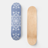 Abstrakt Lacy Fraktal Snowflake auf blauem Hinterg Skateboard (Vorderseite)