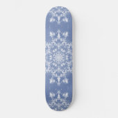 Abstrakt Lacy Fraktal Snowflake auf blauem Hinterg Skateboard (Vorderseite)