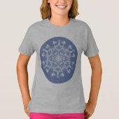 Abstrakt Lacy Fraktal Snowflake auf blauem Hinterg T-Shirt (Vorderseite)