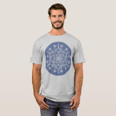 Abstrakt Lacy Fraktal Snowflake auf blauem Hinterg T-Shirt (Vorne ganz)