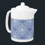 Abstrakt Lacy Fraktal Snowflake Pattern auf Blue<br><div class="desc">Dieses elegante und zarte Schneeflockenmuster aus Fraktal auf blauer Umgebung mit einem zarten, abstrakten, modernen Look wird gerade noch rechtzeitig für die Ferien angeboten. Dieses wunderschöne Snowflake-Musterdesign eignet sich sowohl für Urlaubs- und Wohngestaltungen-Mode als auch für das perfekte Geschenk. Es gibt auch eine Single-Version dieses eleganten Snowflake-Designs, also vergewissern Sie...</div>