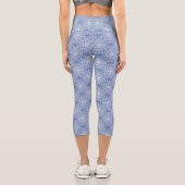 Abstrakt Lacy Fraktal Snowflake Pattern auf Blue Capri Leggings (Rückseite)
