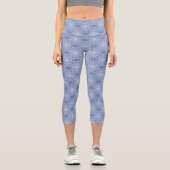 Abstrakt Lacy Fraktal Snowflake Pattern auf Blue Capri Leggings (Vorderseite)