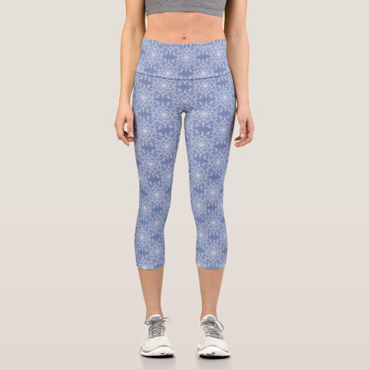 Abstrakt Lacy Fraktal Snowflake Pattern auf Blue Capri Leggings (Vorderseite)