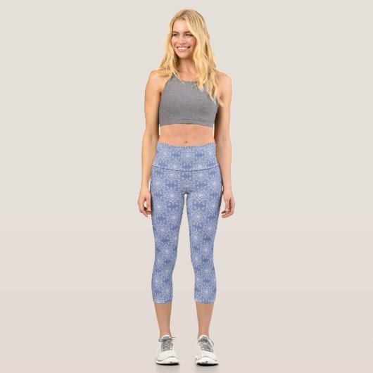 Abstrakt Lacy Fraktal Snowflake Pattern auf Blue Capri Leggings (Vorderseite)