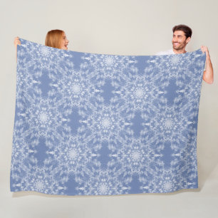 Abstrakt Lacy Fraktal Snowflake Pattern auf Blue Fleecedecke