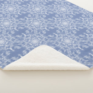 Abstrakt Lacy Fraktal Snowflake Pattern auf Blue Sherpadecke