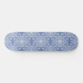 Abstrakt Lacy Fraktal Snowflake Pattern auf Blue Skateboard (Horizontal)