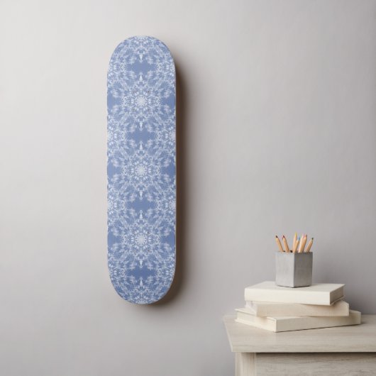 Abstrakt Lacy Fraktal Snowflake Pattern auf Blue Skateboard (Wandkunst)