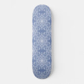Abstrakt Lacy Fraktal Snowflake Pattern auf Blue Skateboard (Vorderseite)