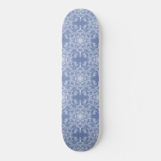 Abstrakt Lacy Fraktal Snowflake Pattern auf Blue Skateboard (Vorderseite)