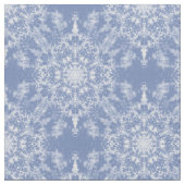 Abstrakt Lacy Fraktal Snowflake Pattern auf Blue Stoff (Nahaufnahme)
