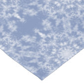 Abstrakt Lacy Fraktal Snowflake Pattern auf Blue Tischdecke (Schrägansicht)