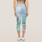 Abstrakt mit blauer, moderner Kunst des Fraktals Capri Leggings (Rückseite)