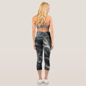 Abstrakt-modern, grün, silber und schwarz schwirbe capri leggings (Rückseite)