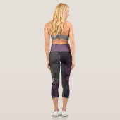 Abstrakt Modern Purpur Khaki Gray Fraktal Blume Capri Leggings (Rückseite)
