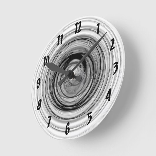 Abstrakt Ombre Zeitgenössische Schwarz-weiße Spira Runde Wanduhr (Winkel)