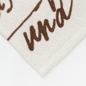 Abstrakt Retro unlesbarer, braun geschriebener Tex Fleecedecke (Ecke)