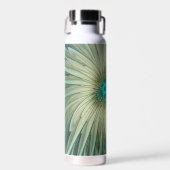 Abstrakt Sage Green Fantasy Blume Fraktal Kunst Trinkflasche (Vorne)