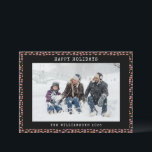 Abstrakt Schwarz rosa Dot Personalisiert Foto Urla Feiertagskarte<br><div class="desc">Mit dieser angesagten Foto-Urlaubskarte mit einem eigenen Familiennamen und einem abstrakten Schwarz-Rosa-Punktmuster senden Sie Ihren Urlaubswunsch. Das stilvolle Design verleiht Ihren saisonalen Grüßen einen modernen Flair, während die personalisierte Touch es zu einem einzigartigen Erlebnis macht. Diese Karte ist ideal, um Ihr Lieblingsfamilienleben zu präsentieren. Sie verbindet zeitgemäßes Design mit festlichem...</div>