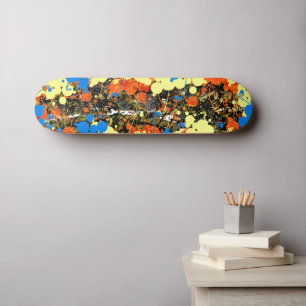 Abstrakt verschüttete Farbtafeln und Tropfen Skateboard