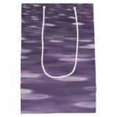 Abstrakte 1: Ultra Violet Shimmer Mittlere Geschenktüte (Rückseite)