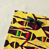 Abstrakte Afrikanische Figuren, Rot-Gelb-Grün Strandtuch (Beispiel)