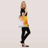 Abstrakte Aquarellmalerei mit luxuriöser Flüssigke Tasche (Am Model)