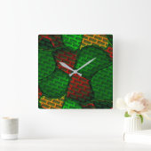 Abstrakte Bildmontage mit rot, grün, gelb Quadratische Wanduhr (Zuhause)