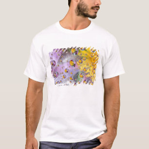 Abstrakte Blasen mit Blumen. Zugeschrieben als: Na T-Shirt