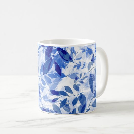 Abstrakte Blätter in Blau und Weiß Kaffeetasse (VorderseiteRechts)